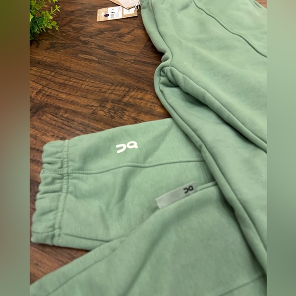 On Running Green Track Pants - Picture 3 of 6